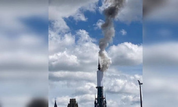 Cận cảnh cháy ngọn tháp nhà thờ Đức Bà Rouen ở Pháp