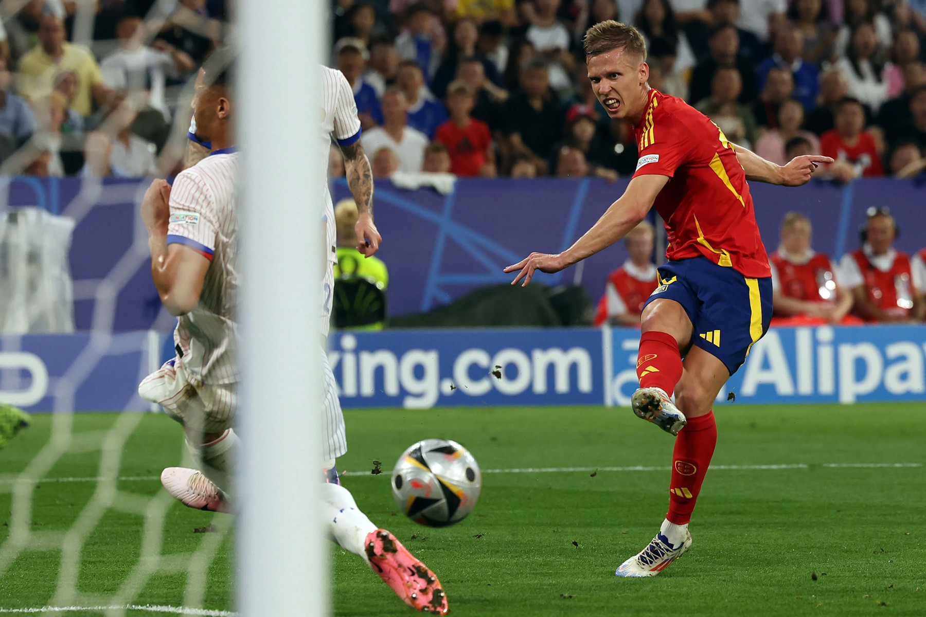 Dani Olmo Tay Ban Nha Phap.jpg