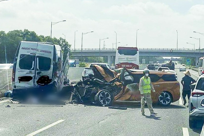 Nhóm tài xế cãi nhau 5 phút ở làn 120km/h trước tai nạn liên hoàn trên cao tốc