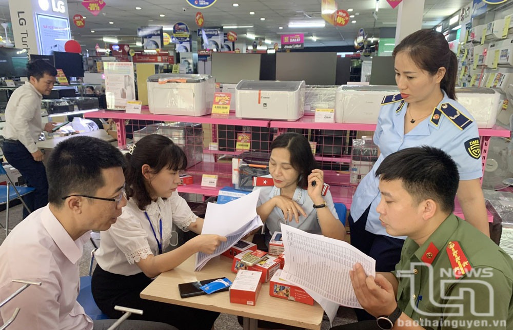 Đoàn liên ngành của tỉnh kiểm tra việc kinh doanh thiết bị di động dùng sóng 2G.