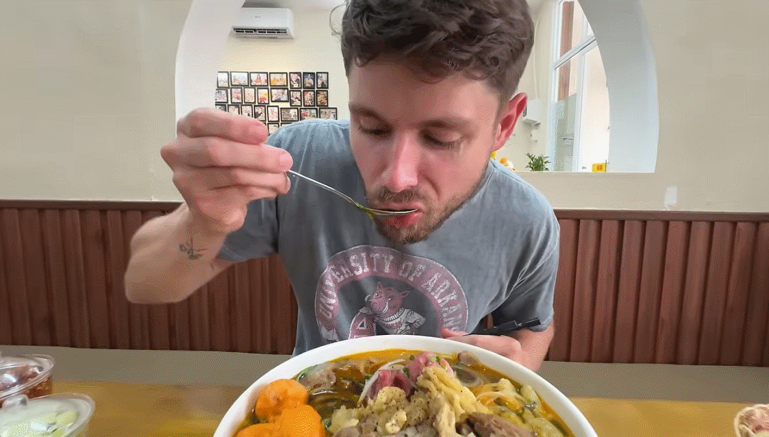 Khách Tây bất ngờ với bát bún 400.000 đồng ở TPHCM, vừa ăn vừa xuýt xoa