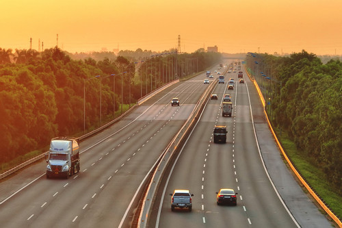 Luật Trật tự, an toàn giao thông đường bộ: Xe nhập làn cao tốc phải làm gì?