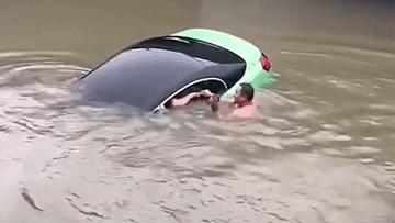 Đập kính giải cứu nữ tài xế kẹt trong ô tô ngập giữa dòng nước lũ
