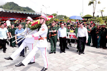 Nguyên Chủ tịch nước Trương Tấn Sang dự lễ truy điệu và an táng 6 hài cốt liệt sĩ ở Vị Xuyên