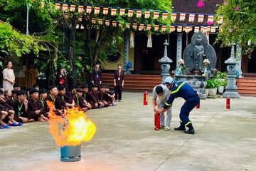 Tuyên truyền về phòng cháy, chữa cháy cho 500 tu sinh tại chùa Quán Âm