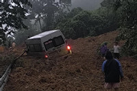 Bản tin trưa 13/7: Sạt lở ở Hà Giang: Nghìn m3 đất lấp nhóm người đẩy xe khách