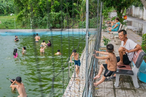 Bể bơi tiền tỷ giữa làng ngoại thành Hà Nội