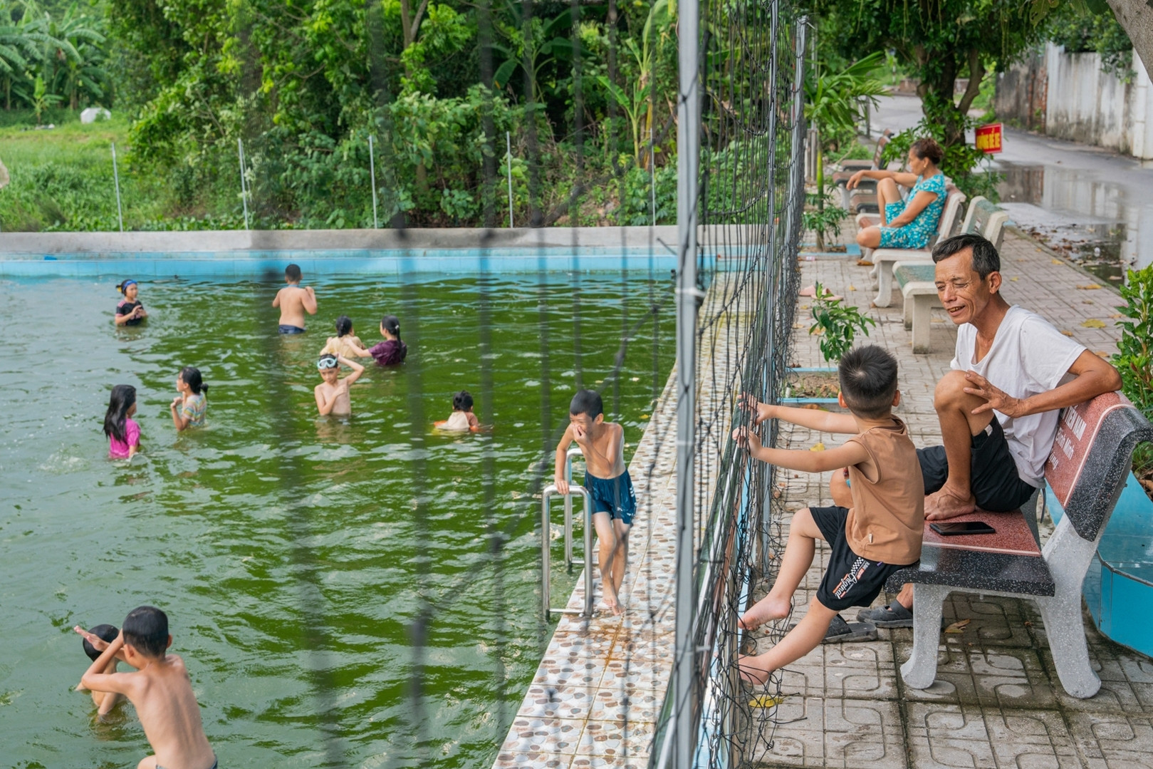 NTM ven đô: Bể bơi tiền tỷ giữa làng ngoại thành