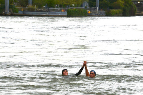 Bộ trưởng Pháp bơi ở sông Seine, xua tan lo ngại về ô nhiễm