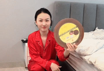 Cô gái Trung Quốc tiết lộ lý do thích mua thớt gỗ Việt Nam về làm quà