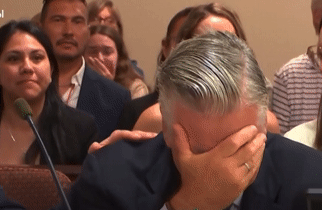 Diễn viên khóc nức nở giữa tòa khi được tuyên vô tội trong vụ bắn chết quay phim