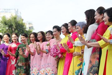 Hơn 1.000 người mặc áo dài họa tiết hoa sen xác lập kỷ lục mới