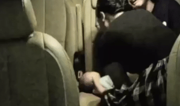 Khoảnh khắc nghẹt thở nữ điều dưỡng ở Hải Phòng cấp cứu em bé trên xe taxi