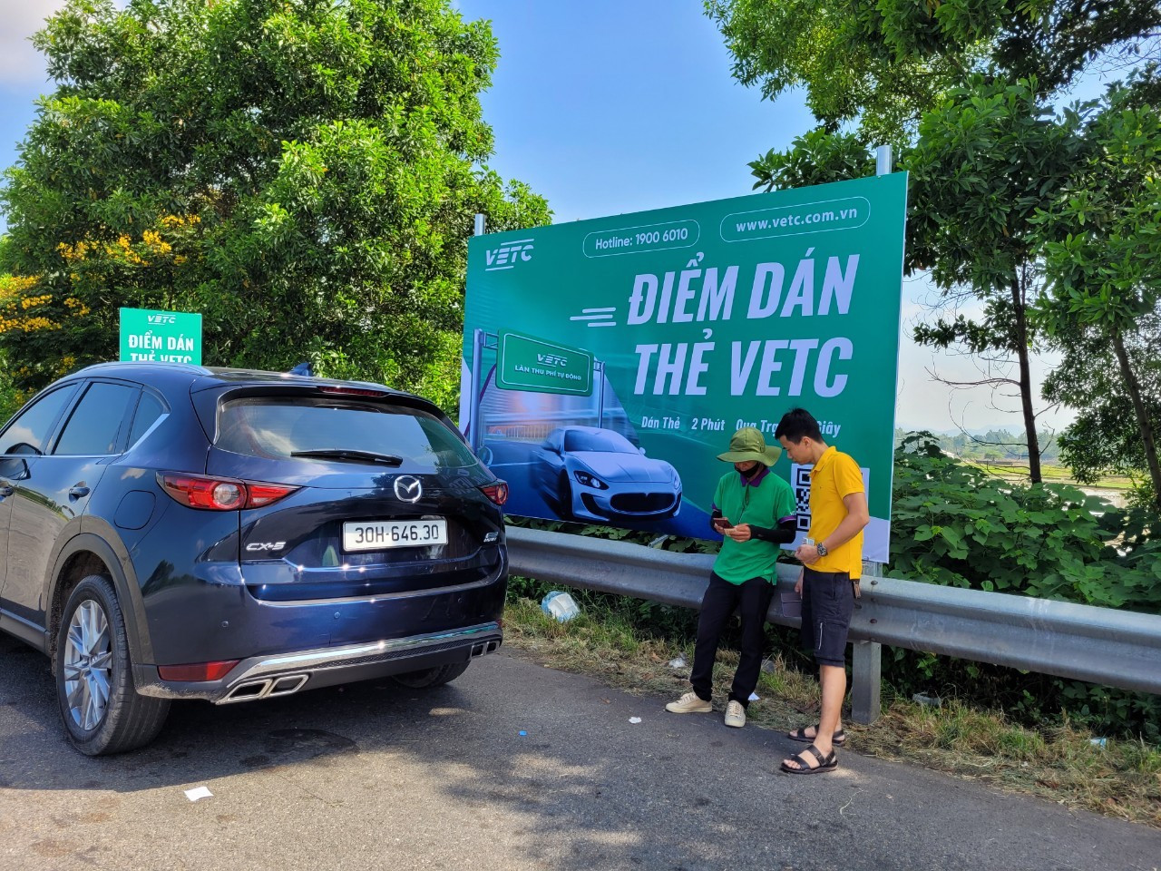 Nhân viên VETC hỗ trợ khách hàng trước các cao tốc lớn.jpg