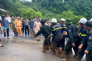 Sạt lở 11 người chết ở Hà Giang: Đất đá ụp xuống những người đang giúp đẩy xe khách