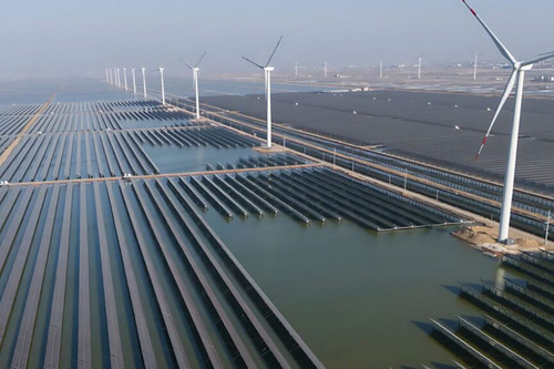 Trung Quốc dẫn đầu về điện mặt trời và gió, chiếm 2/3 công suất toàn thế giới
