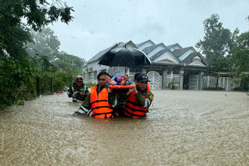 Bộ đội, Công an ứng cứu, sơ tán dân trong mưa lớn gây ngập ở Phú Quốc