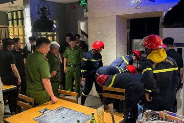 Công an giải cứu 9 người mắc kẹt trong thang máy nhà hàng ở TPHCM