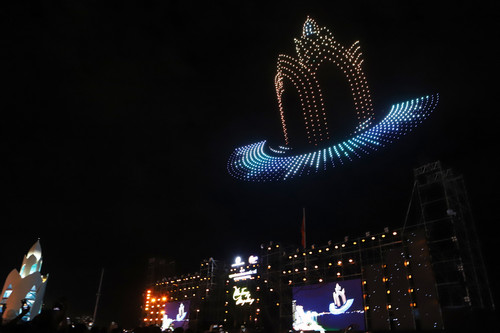 Hàng chục nghìn du khách đã mắt ngắm 'bữa tiệc ánh sáng' bên bờ vịnh Nha Trang