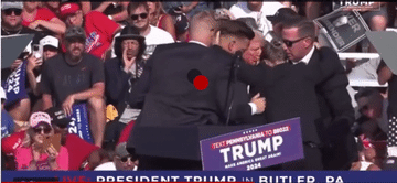 Khoảnh khắc ông Trump bị bắn trên bục diễn thuyết