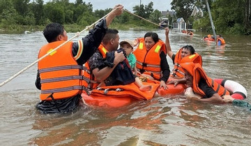 Lực lượng vũ trang cứu hộ người dân bị cô lập trong mưa lũ ở Phú Quốc
