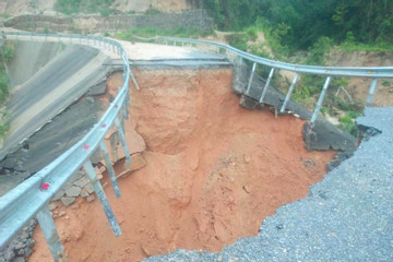 Nhiều tuyến đường ở Hà Giang bị đứt gãy, hư hỏng do mưa lớn