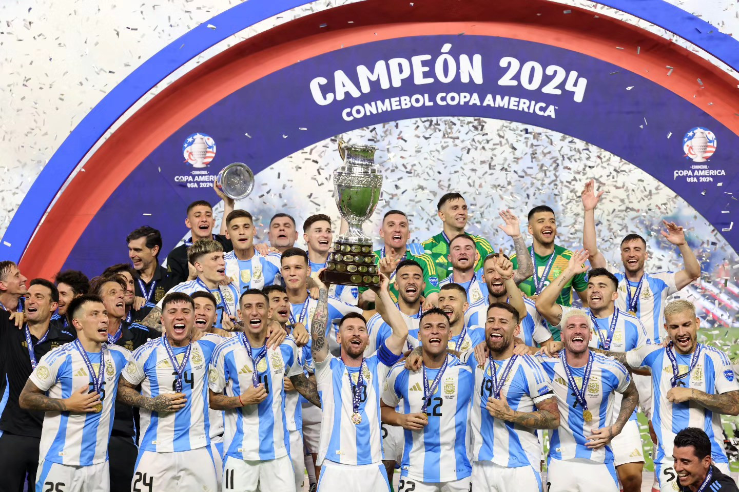 Còn đây là khoảnh khắc vinh quang có thể xem là cuối cùng của Messi cùng ĐT Argentina. Ảnh: AFA