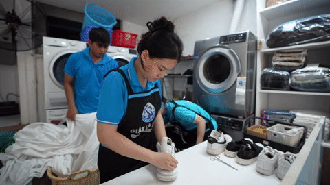 Những nhân viên đặc biệt trong tiệm giặt là 'không có âm thanh' ở Hà Nội