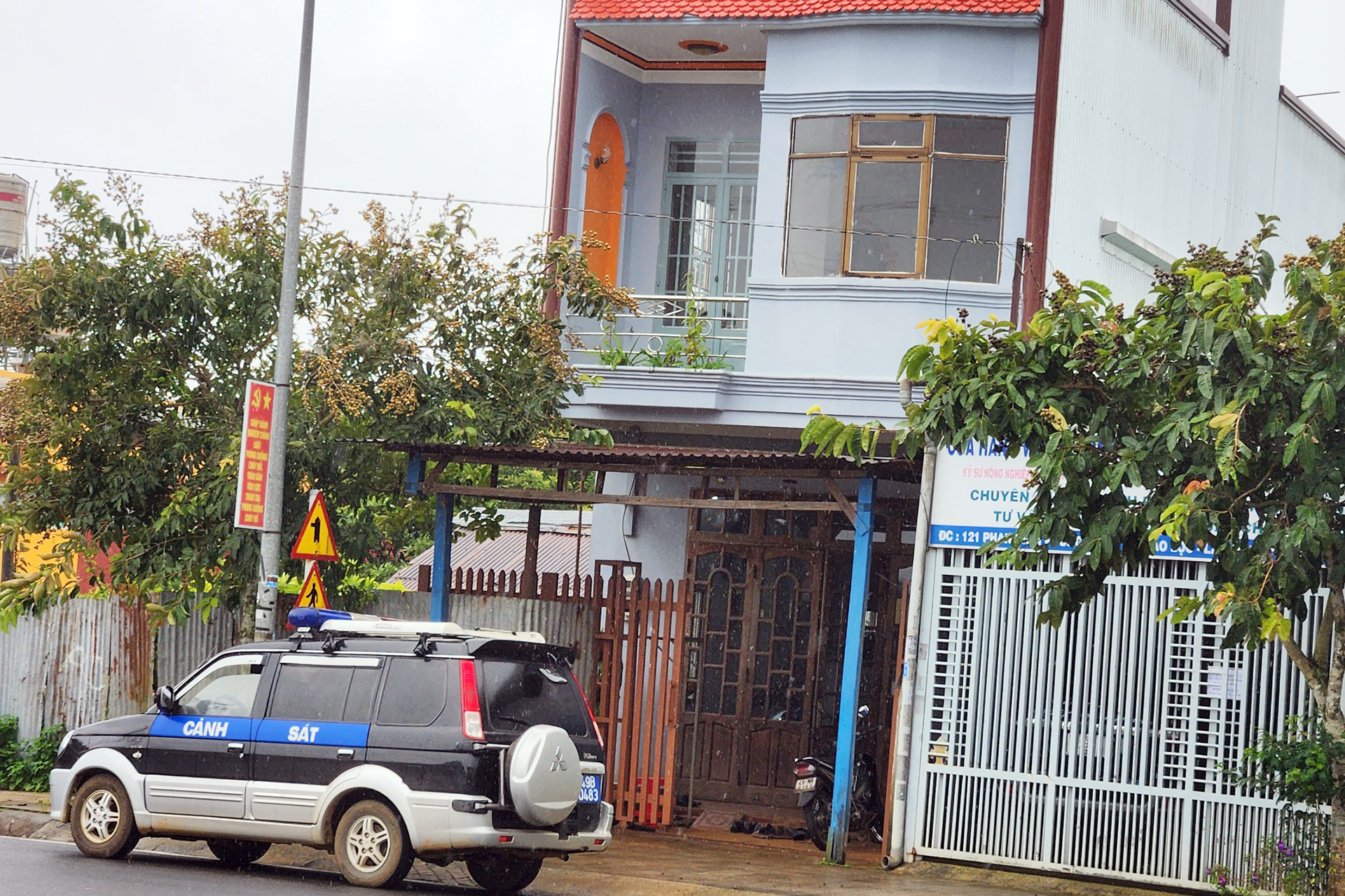 Công an khám xét nhà bị can Hùng tại phường 2, TP Bảo Lộc.jpg