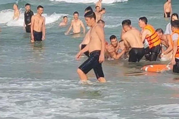 Đại úy công an lao xuống biển cứu du khách đuối nước ở Quảng Ninh