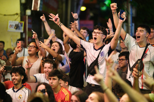 Đêm chung kết Euro bùng nổ trên vỉa hè Hà Nội, TPHCM