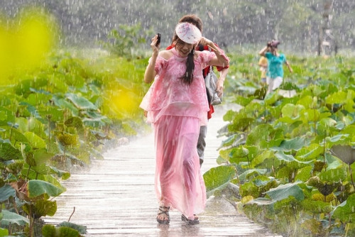 Khoảnh khắc các 'nàng thơ' bỏ chạy vì mưa lớn ở Hang Múa gây 'bão mạng'