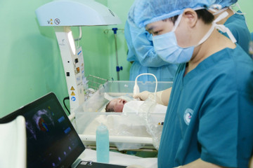 Kỳ tích bé trai chào đời khỏe mạnh sau khi được thông tim trong bào thai