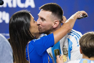 Messi 'khóa môi' vợ xinh mừng vô địch Copa America