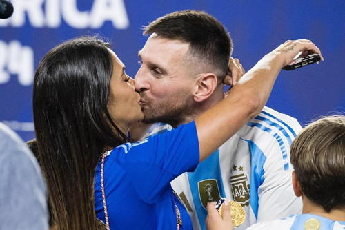 Messi 'khóa môi' vợ xinh mừng vô địch Copa America