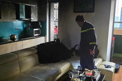 Cảnh sát chạy bộ 29 tầng chữa cháy chung cư do chủ nhà đun nước trên sofa