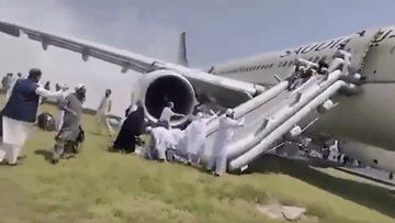 Máy bay Airbus A330 bốc cháy khi hạ cánh, 297 khách tuột cầu trượt sơ tán