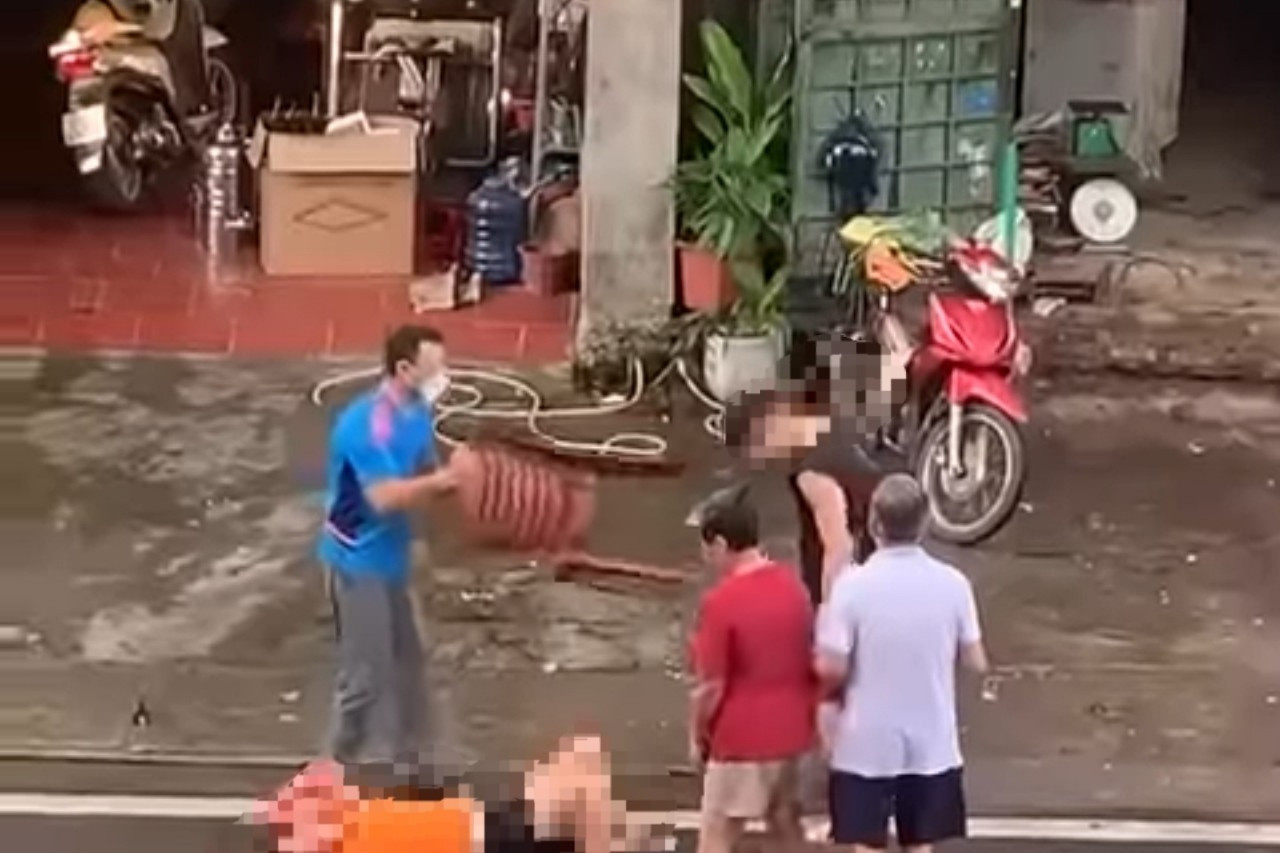 Người đàn ông chém vợ gục trên đường rồi tìm cách tự sát ở Lào Cai