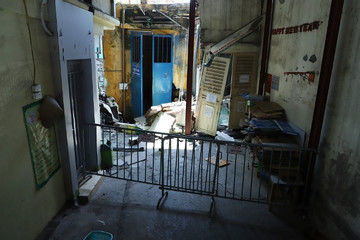 'Hố tử thần' sâu cả mét giữa khu dân cư ở Hà Nội gây đổ tường nhà