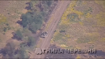 Video pháo binh Ukraine dùng đạn chùm hạ xe tăng Nga