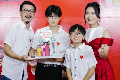 Cả gia đình Lâm Vỹ Dạ, Hứa Minh Đạt lần đầu tham gia show truyền hình