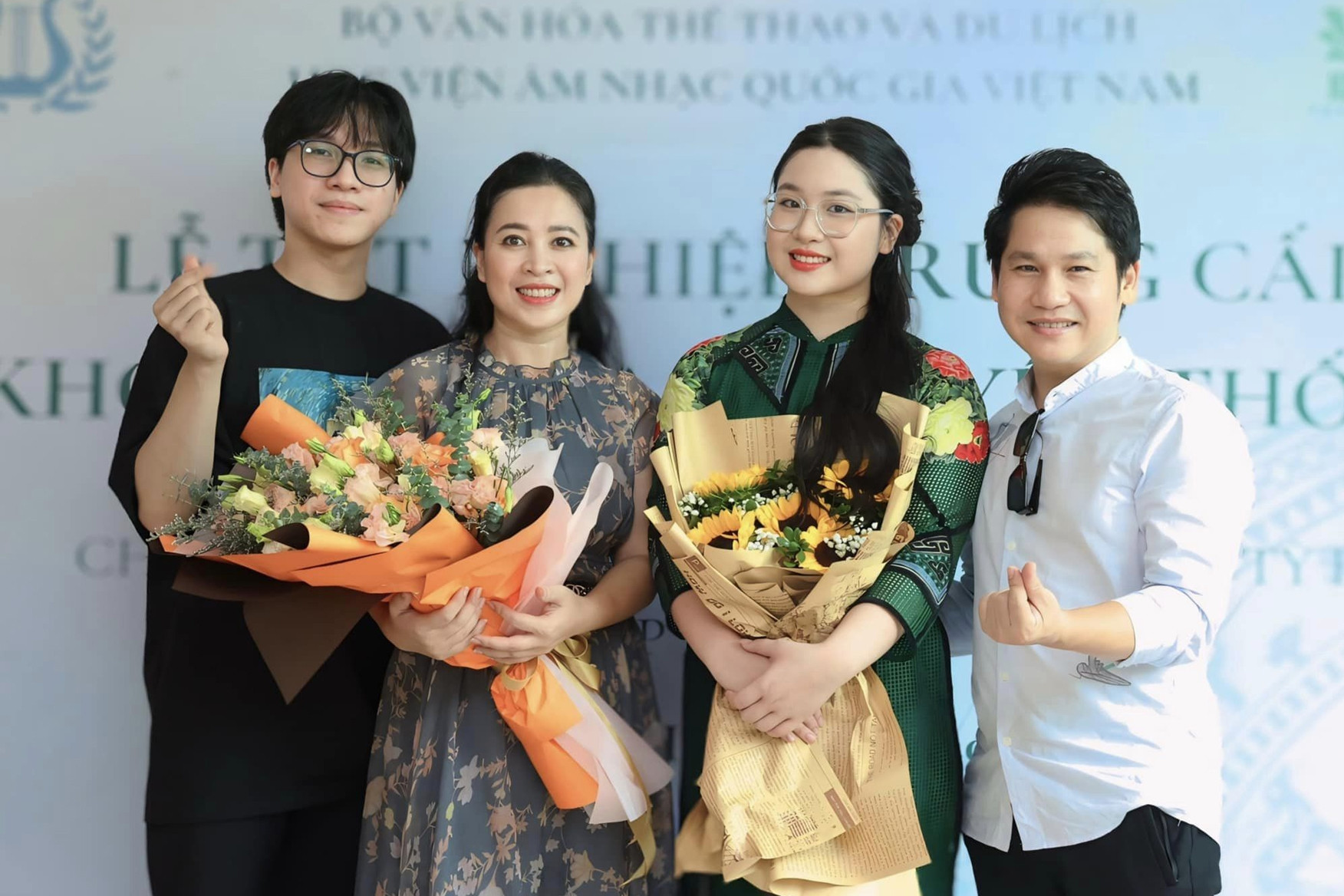 Con gái ca sĩ Trọng Tấn đạt 9,25 điểm môn Văn tốt nghiệp THPT