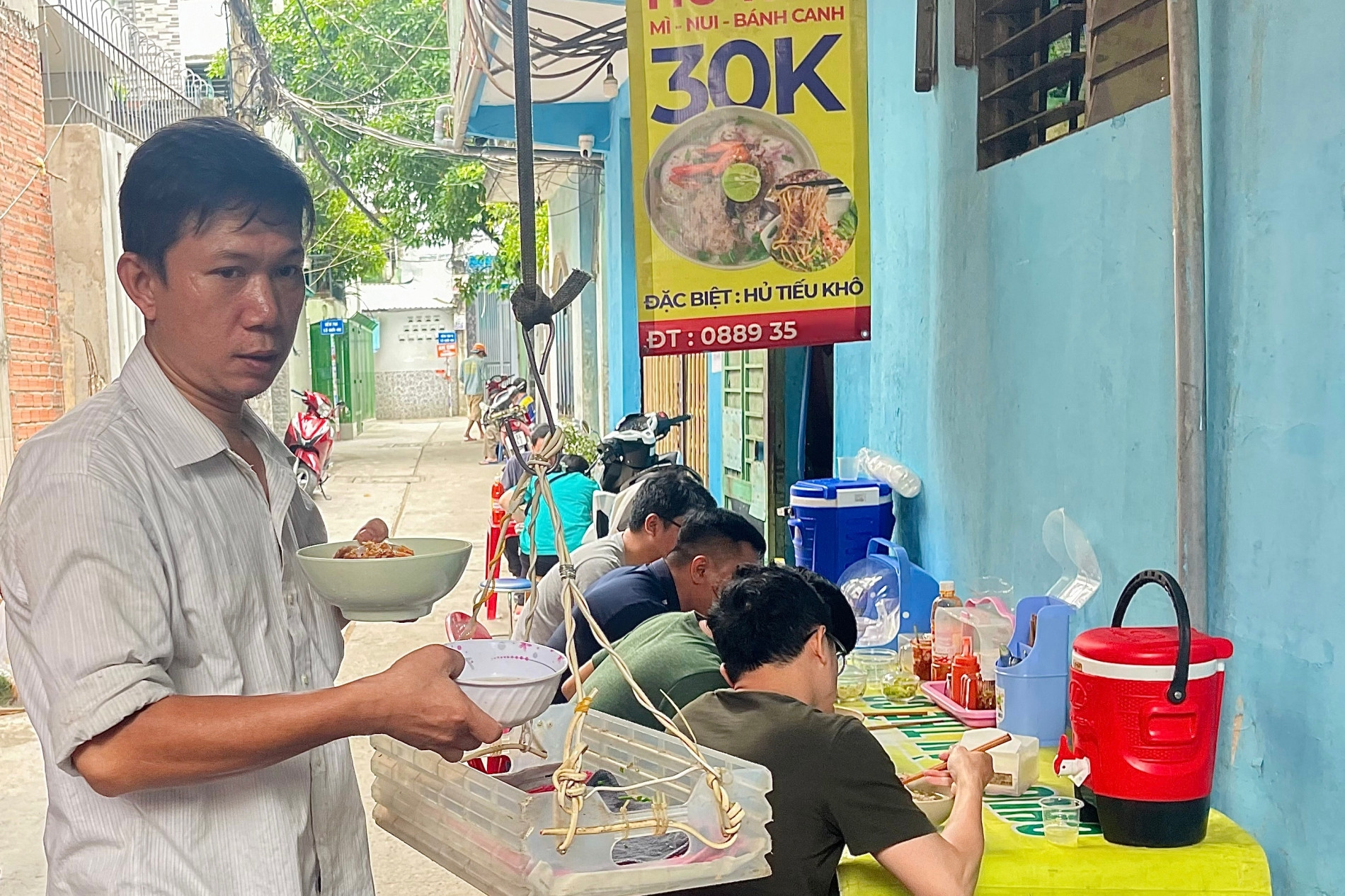 Độc lạ hủ tiếu ‘thả dây’: Bà chủ lớn tiếng, khách vẫn tươi cười