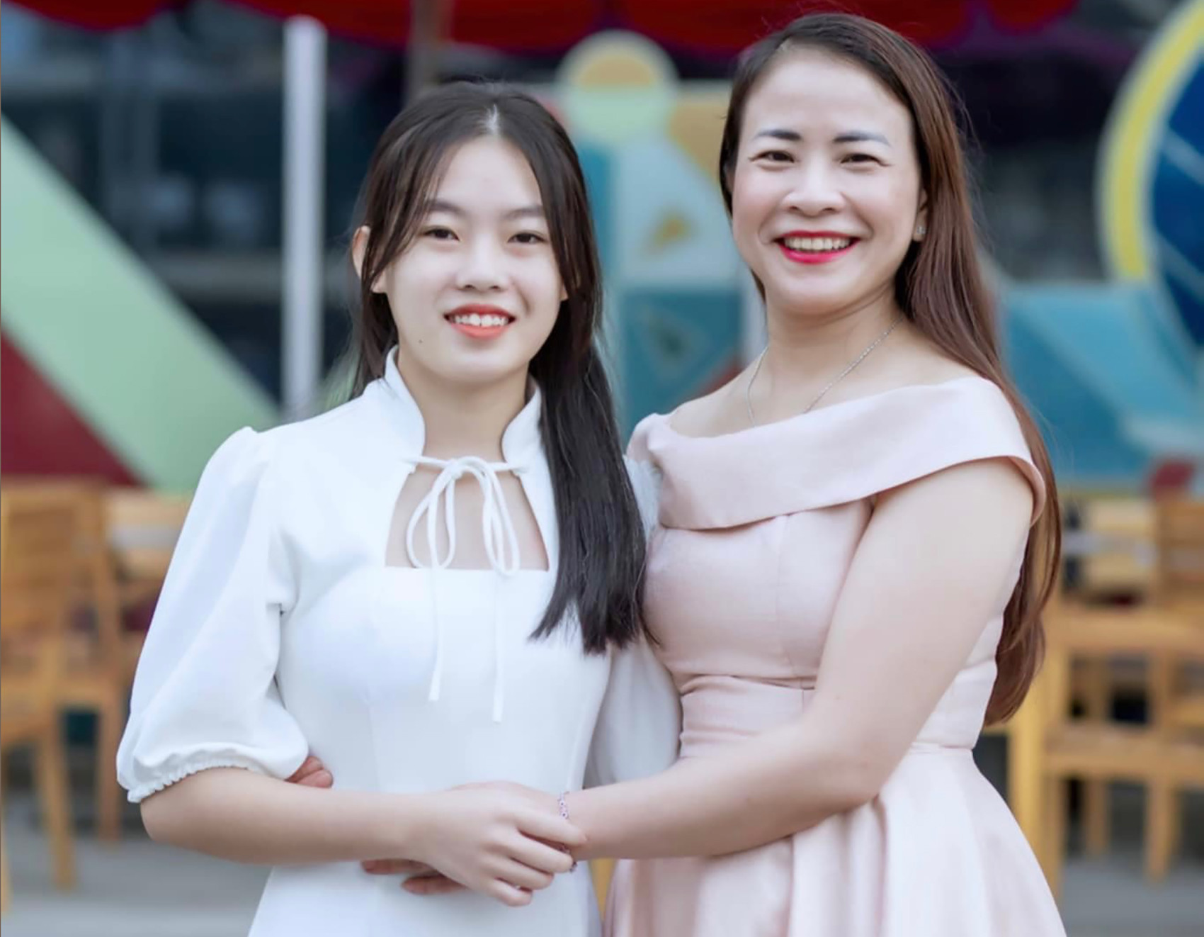 Hoai Thu va co giao Vinh.jpg