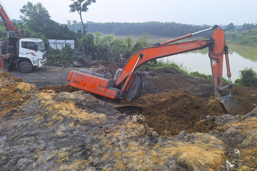 Khởi tố đối tượng mang hơn 100 tấn chất thải từ Bắc Ninh sang Bắc Giang chôn lấp
