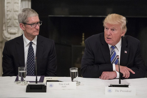 Ông Donald Trump khen Tim Cook