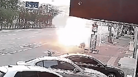 Xe điện phát nổ kinh hoàng trên phố, người đàn ông thoát nạn gang tấc
