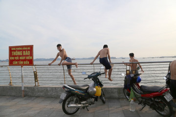 Thót tim cảnh người dân 'vượt biển cấm' trèo rào xuống tắm vịnh Hạ Long