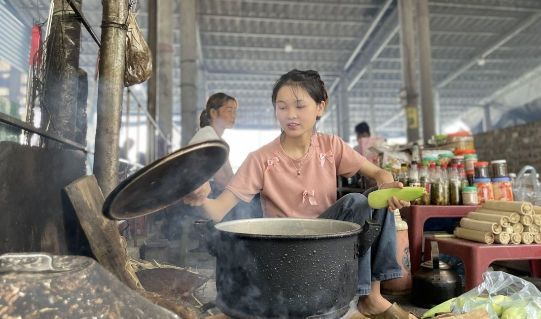 Đời thường bán ngô ở đèo Đá Trắng của nữ sinh đạt 3 điểm 10 thi tốt nghiệp THPT 2024