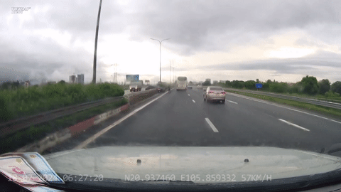 Hoảng hồn tài xế quay đầu xe trên làn đường cao tốc 100 km/h